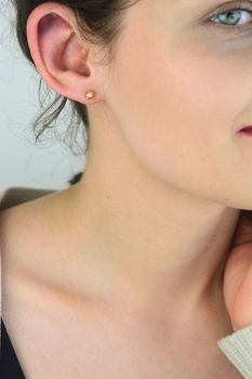 Kolczyki złote 333 grawerowane kuleczki 5 mm na sztyft  Eleganckie kolczyki damskie (3).jpg